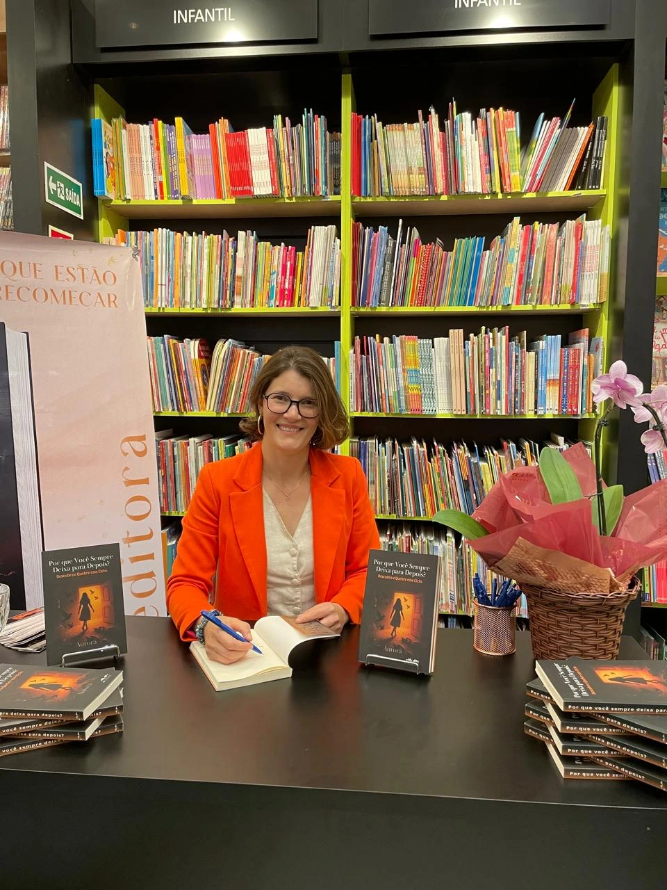 Livro 'Por que Você Sempre Deixa para Depois' com capítulos de Letícia Gomes de Carvalho